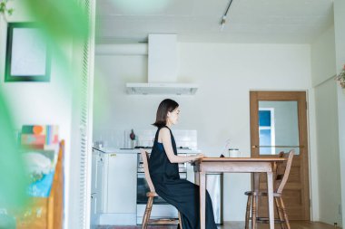 Odada çalışan rahat bir kadın.