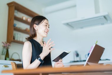 İnternet üzerinden tablet bilgisayar kullanan bir kadın.