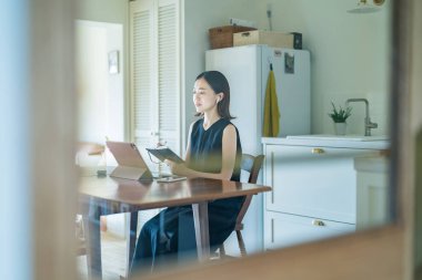 İnternet üzerinden tablet bilgisayar kullanan bir kadın.