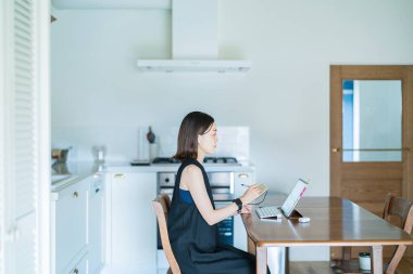 İnternet üzerinden tablet bilgisayar kullanan bir kadın.