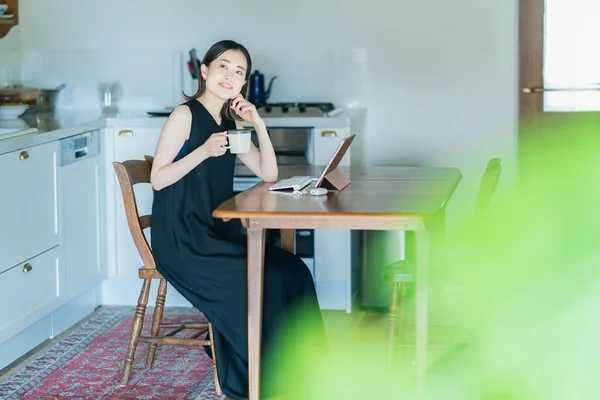 Relaxed Woman Working Room — Fotografia de Stock