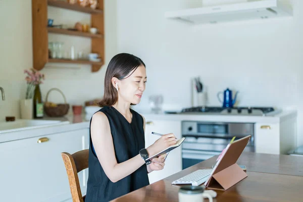 Una Mujer Que Comunica Línea Usando Una Tableta — Foto de Stock