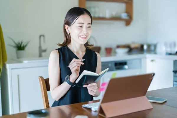 Uma Mulher Que Comunica Online Usando Tablet — Fotografia de Stock