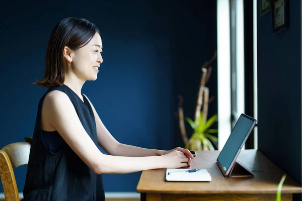 Una Mujer Que Comunica Línea Usando Una Tableta — Foto de Stock