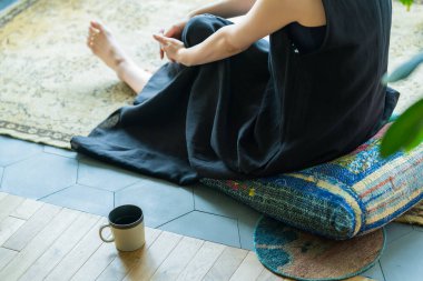 Odada yapraklarla çevrili bir kadın dinleniyor.