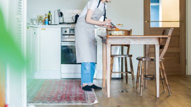 Masaya hazır mezeler koyan bir kadın.