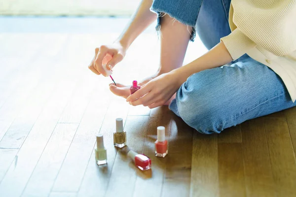 Woman Applying Gel Nails Her Toes Room — Stockfoto