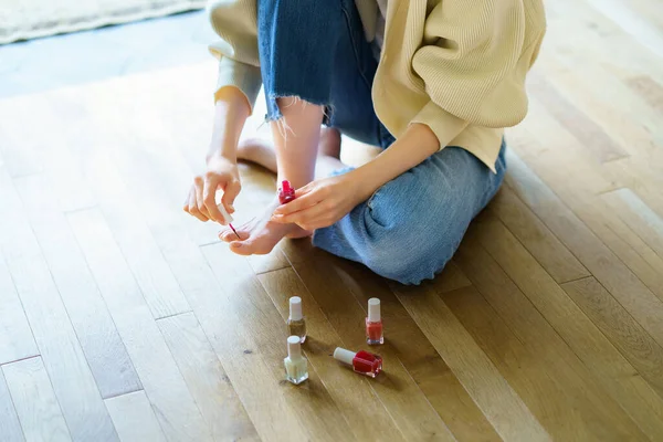 Una Mujer Que Aplica Uñas Gel Los Dedos Los Pies — Foto de Stock