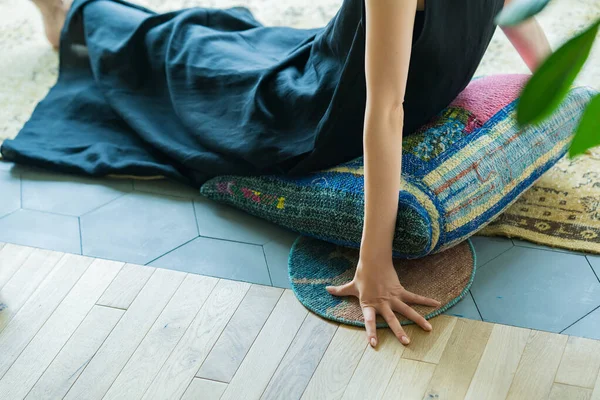 Una Mujer Relajándose Rodeada Plantas Follaje Habitación — Foto de Stock