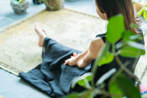 Eine Frau Entspannt Sich Inmitten Von Blattpflanzen Zimmer — Stockfoto