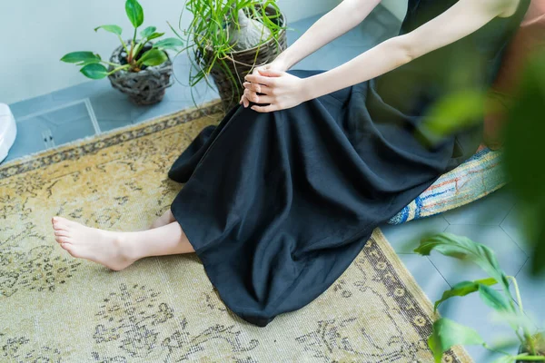 Una Mujer Relajándose Rodeada Plantas Follaje Habitación —  Fotos de Stock