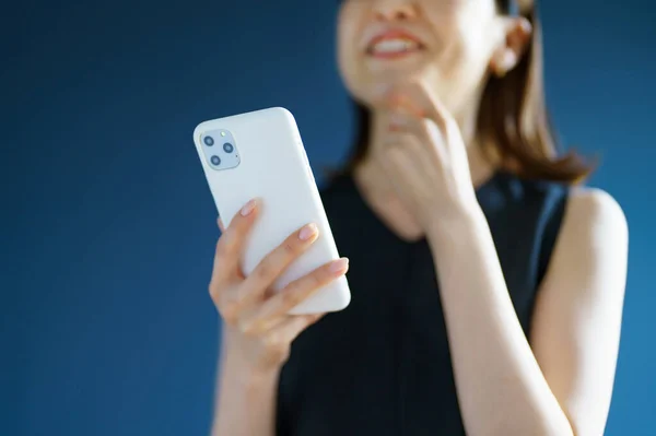 Woman Talking Smartphone Indoors — Stok fotoğraf