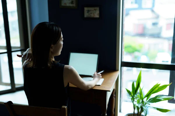 Woman Who Communicates Online Using Tablet Room —  Fotos de Stock
