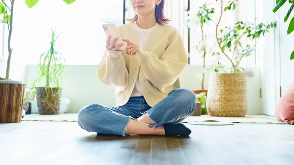 Mujer Sosteniendo Teléfono Inteligente Habitación Verde —  Fotos de Stock