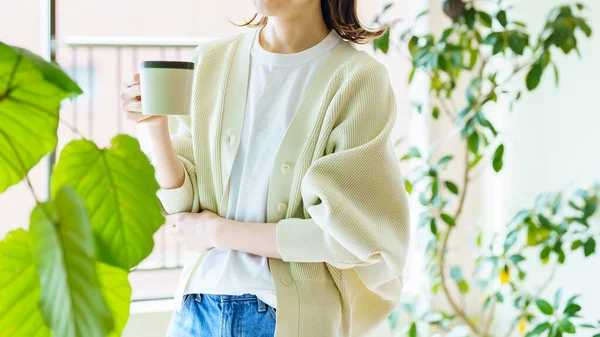 Asian Woman Coffee Cup Relaxing Surrounded Foliage Plants — Stockfoto