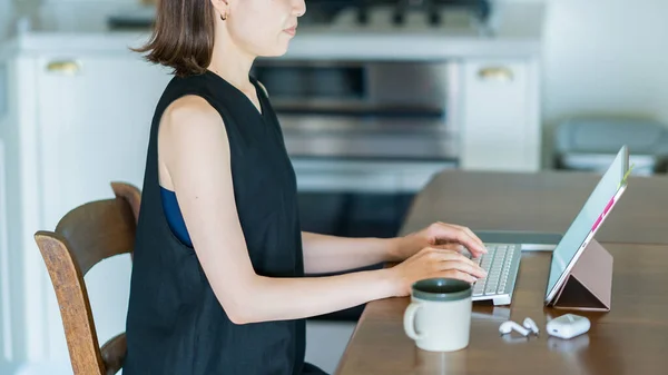 Woman Black Clothes Working Room —  Fotos de Stock