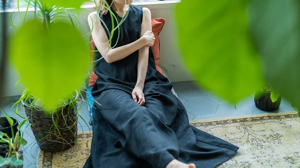 Woman Relaxing Surrounded Foliage Plants Room — Φωτογραφία Αρχείου