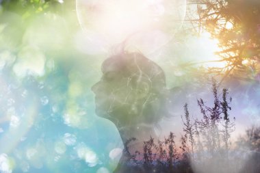 Doğal çevrenin ve bir insanın profilinin birleşik bir fotoğrafı.