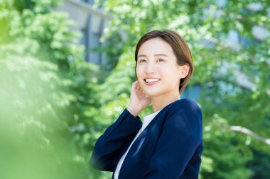 Gökyüzüne bakan genç kadın (iş kadını))