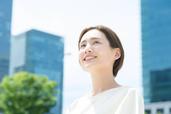 Une Jeune Femme Souriante Debout Dans Quartier Des Bureaux — Photo