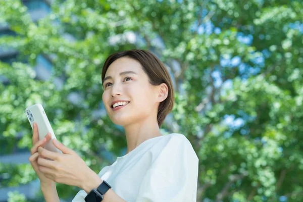 Mujer Joven Sosteniendo Teléfono Inteligente Aire Libre — Foto de Stock