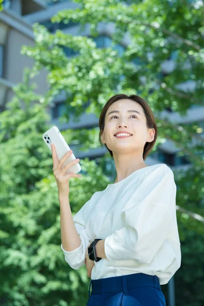 Mujer Joven Sosteniendo Teléfono Inteligente Aire Libre — Foto de Stock