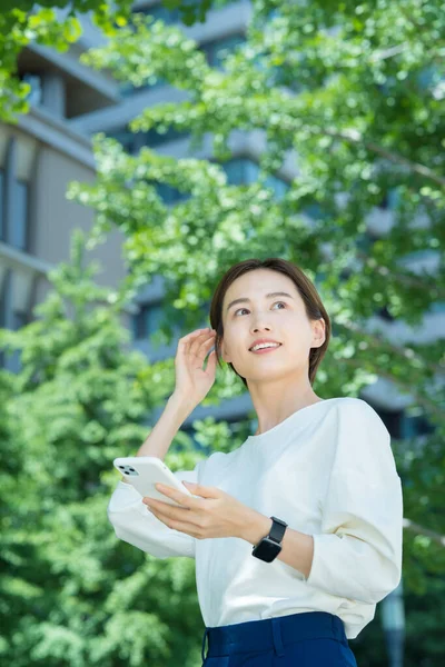 Mujer Joven Sosteniendo Teléfono Inteligente Aire Libre —  Fotos de Stock