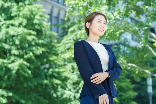 Smiling Young Woman Standing Office District — Stock Photo, Image