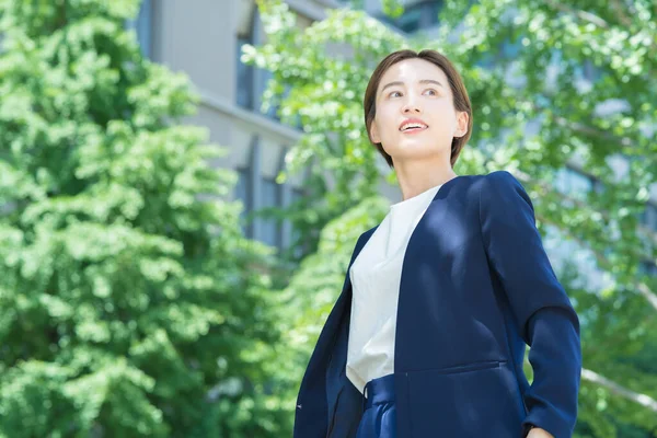 オフィス街に立つ笑顔の若い女性 — ストック写真