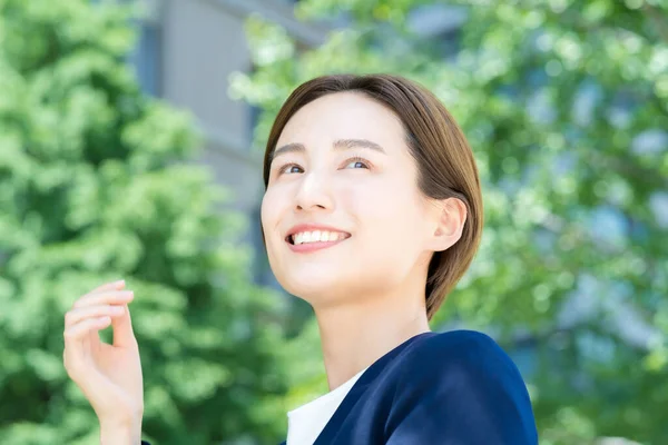 Uma Jovem Mulher Sorridente Distrito Escritórios — Fotografia de Stock