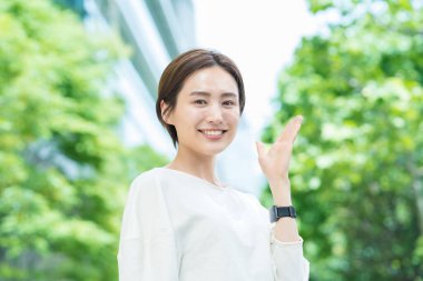 Rehber pozisyonunda genç bir iş kadını.