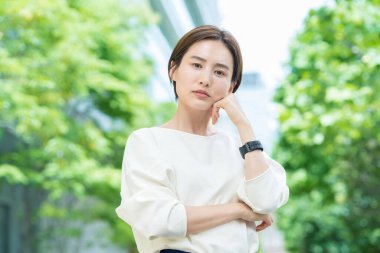 Dışarıyı merak eden bir iş kadını.