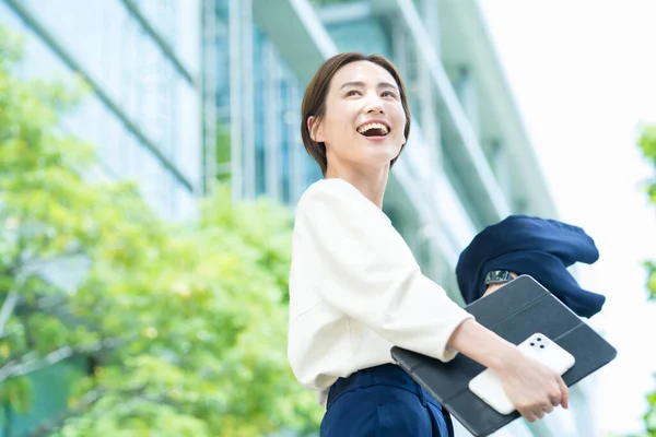 Smiling Young Woman Standing Office District — Stock Photo, Image