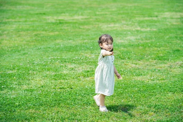 Asiatico Ragazza Giocare Prato — Foto Stock