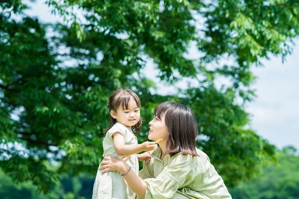 Asian Young Mother Her Daughter Hugging Park — Stock Photo, Image