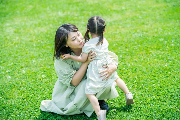 Asiática Jovem Mãe Sua Filha Abraçando Parque — Fotografia de Stock