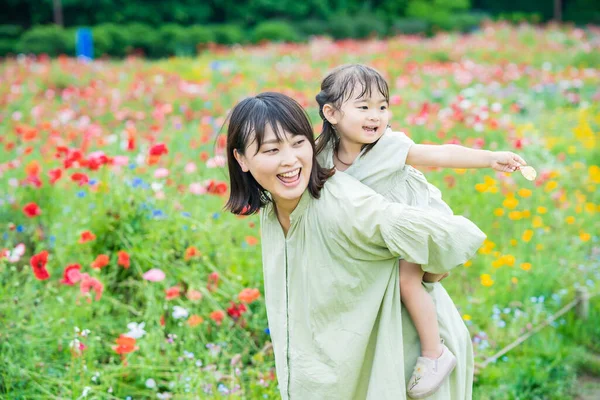 Anne Kızı Parktaki Çiçek Tarlasında Geziniyorlar — Stok fotoğraf