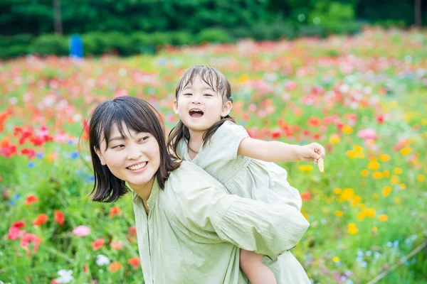 Matka Jej Córka Spacerują Polu Kwiatów Parku — Zdjęcie stockowe
