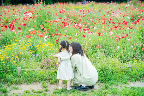 Mor Och Hennes Dotter Strosar Blomsterfältet Parken — Stockfoto