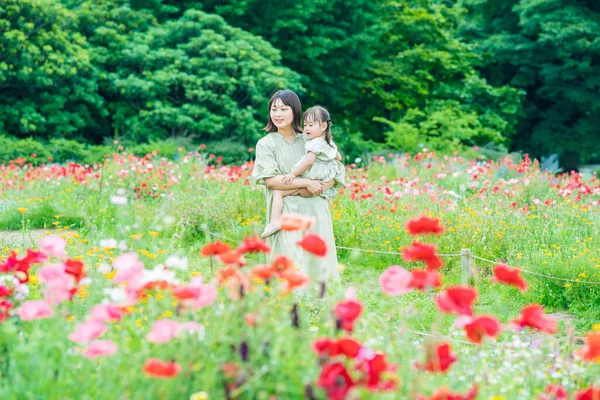 Madre Hija Paseando Campo Flores Parque — Foto de Stock