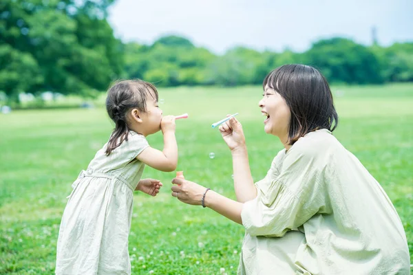 Mamma Sua Figlia Giocano Con Bolle Sapone Nel Parco — Foto Stock