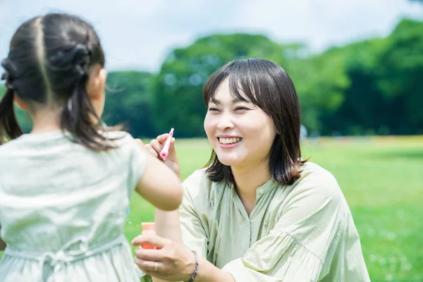 Anne Kızı Parkta Sabun Köpüğüyle Oynuyorlar — Stok fotoğraf