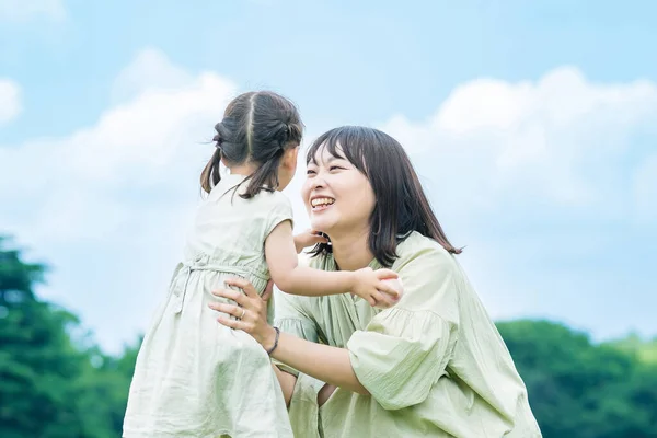 Asian Young Mother Her Daughter Hugging Park — Stock Photo, Image