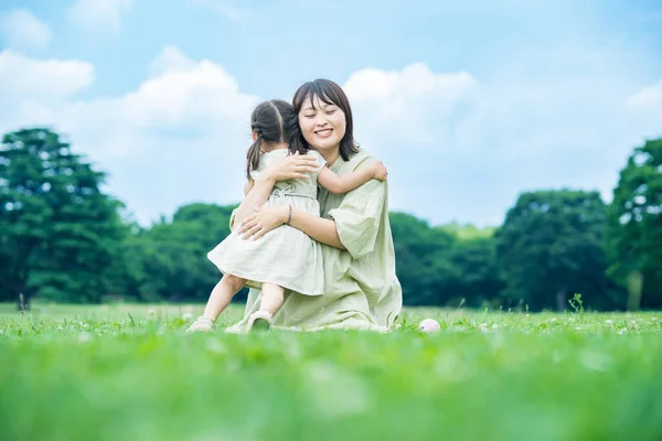 Asijské Mladé Matka Její Dcera Objímání Parku — Stock fotografie