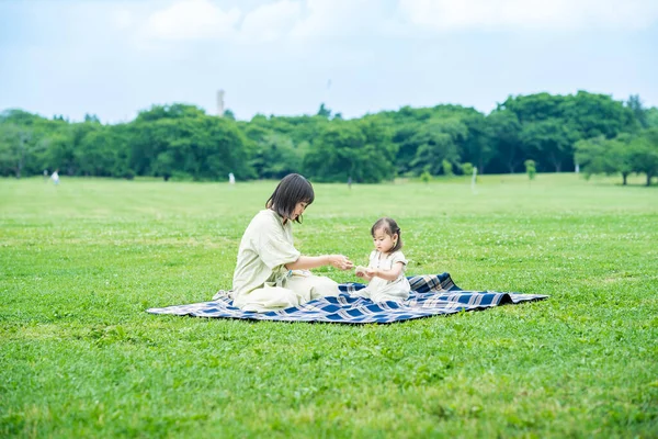 Mamma Och Hennes Dotter Äter Smörgåsar Parken Vacker Dag — Stockfoto