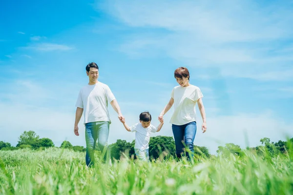 Rodiče Jejich Dítě Drží Ruce Chodí Slunném Zeleném Prostoru Pěkného — Stock fotografie