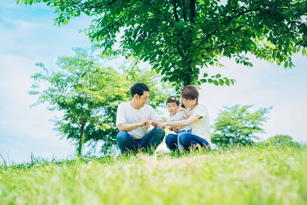 Rodiče Jejich Dítě Sedí Slunném Zeleném Prostoru Pěkného Dne — Stock fotografie