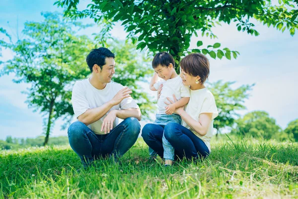 Parents Child Sitting Sunny Green Space Fine Day — Fotografia de Stock
