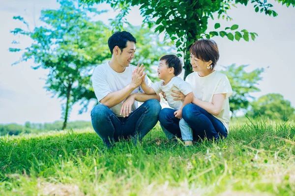 Parents Child Sitting Sunny Green Space Fine Day — Fotografia de Stock