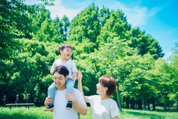Parents Child Playing Happily While Piggybacking Park — Foto Stock